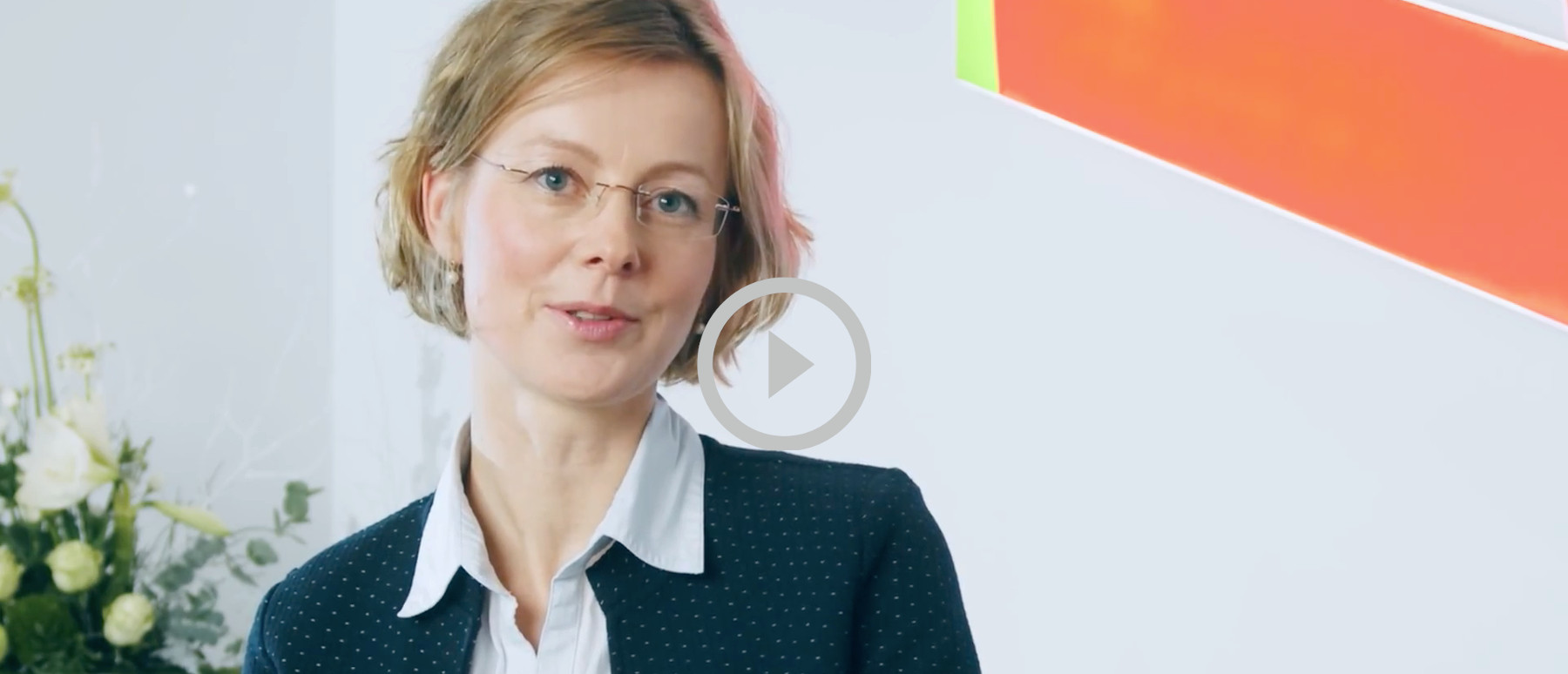 Dr. med. Cornelia Grunewald erläutert die Behandlung von Schlupflidern