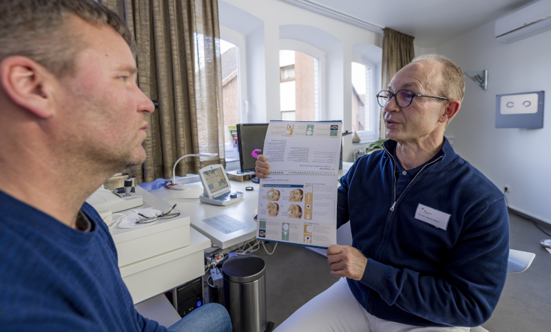Augenpartner Oyten Dialog von Dr. Herkert mit einem Patienten
