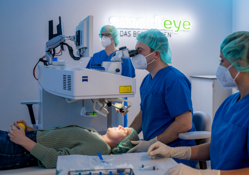 Patientin der Augenpartner lässt ihre Kurzsichtigkeit mit SMILE pro lasern
