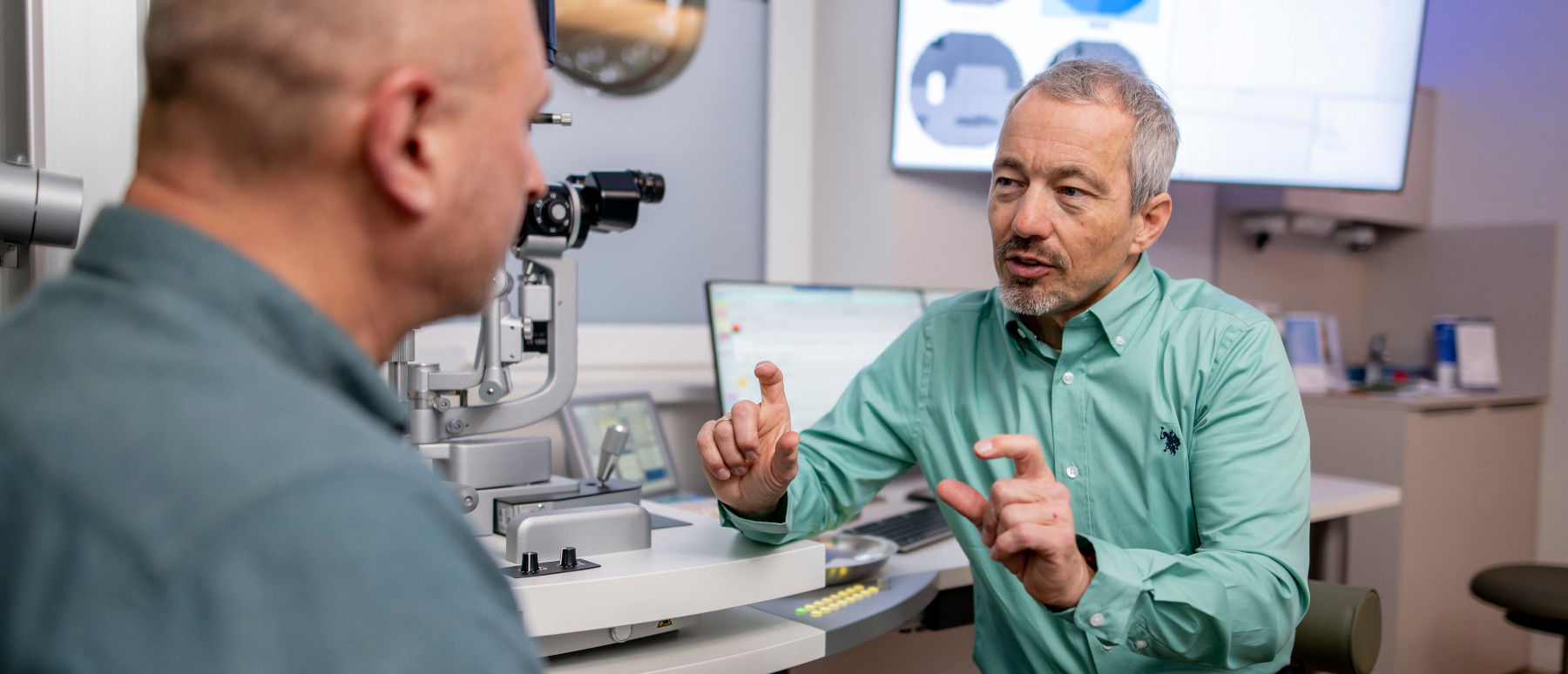 Augenarzt Dr. med. Andreas Müller im Gespräch mit einem Patienten in der Praxis der Augenpartner in Schneverdingen