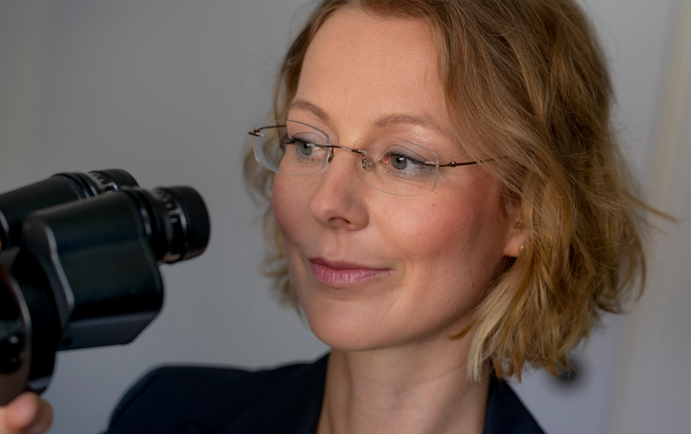 Augenärztin Dr. Cornelia Grunewald untersucht eine Lidfehlstellung.