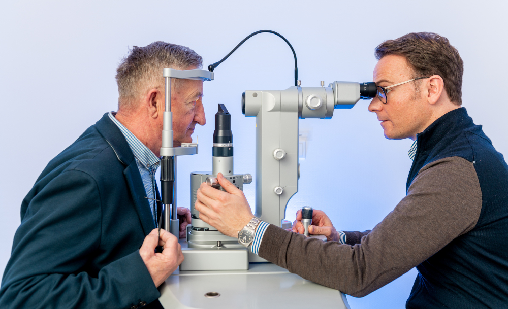 Augenarzt Dr. Christian Flöhr untersucht Patient in der Glaukom-Grüner-Star-Sprechstunde