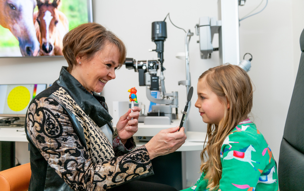 Augenpartner Orthoptistin Maren untersucht ein kleines Mädchen