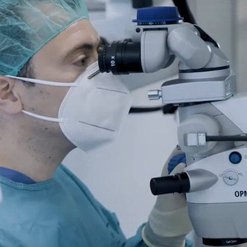 Dr. med. Christian Ahlers bei der Augenlaser Behandlung eines kurzsichtigen Patienten