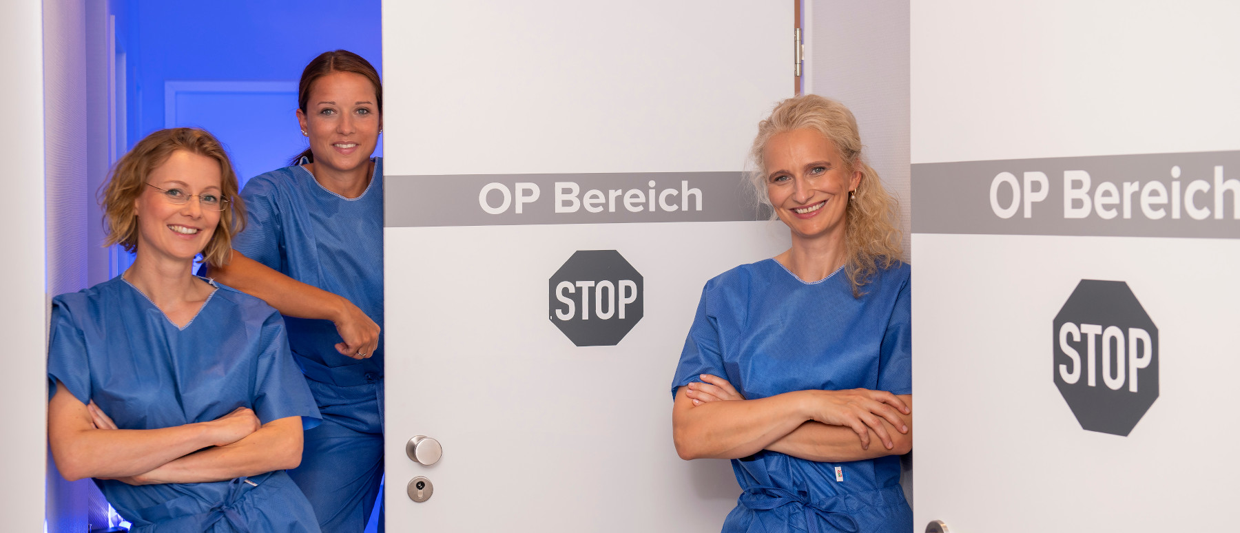 Im Bild sind die Augenärztinnen Dr. Sina Ahlers und Dr. Cornelia Grunewald sowie eine Mitarbeiterin im OP-Bereich der Augenpartner Walsrode