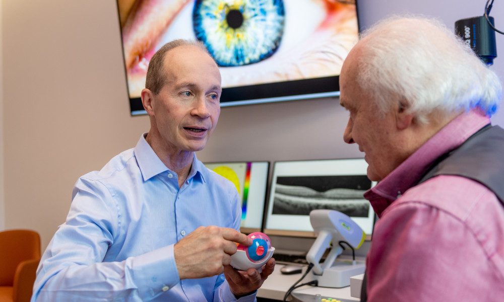 Dr. Clemens Herbert von den Augenpartnern Oyten im Gespräch mit einem Patienten