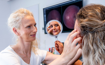 Augenärztin Dr. Sina Ahlers untersucht die Schlupflider einer Patientin in Walsrode bei den Augenpartnern