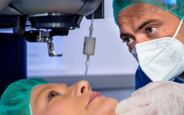 Augenarzt Dr. Christian Ahlers bereitet den Linsentausch bei einer Patientin mit Grauer Star vor