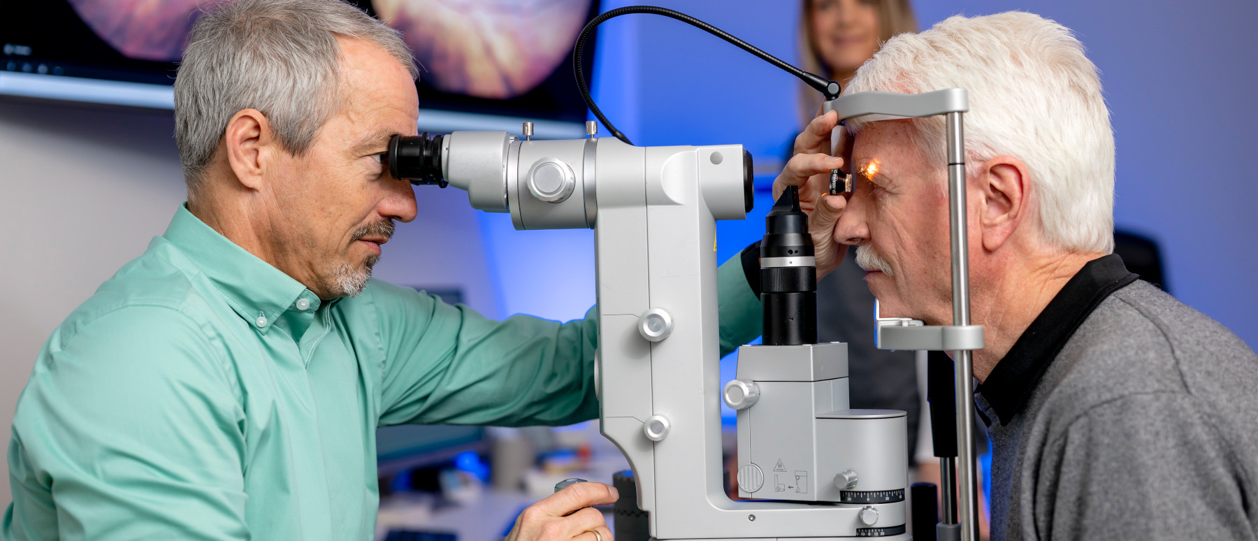 Dr. med. Andreas Müller untersucht die Augen eines älteren Mannes bei den Augenpartnern in Schneverdingen