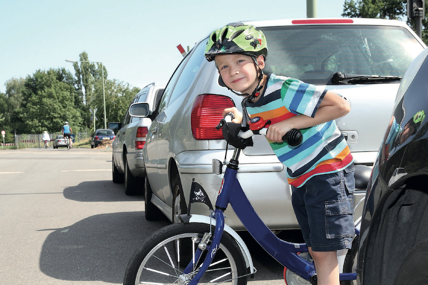 Kind auf dem Fahrrad mit gesundem Auge aus dem Auto erkennen