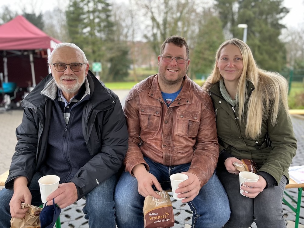 Drei Familienmitglieder freuen sich über das tolle Impfangebot der Augenpartner in Walsrode