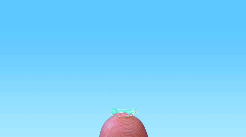 Eine implantierbare Kontaktlinse zur Korrektur von Kurzsichtigkeit und Weitsichtigkeit liegt auf einer Fingerkuppe