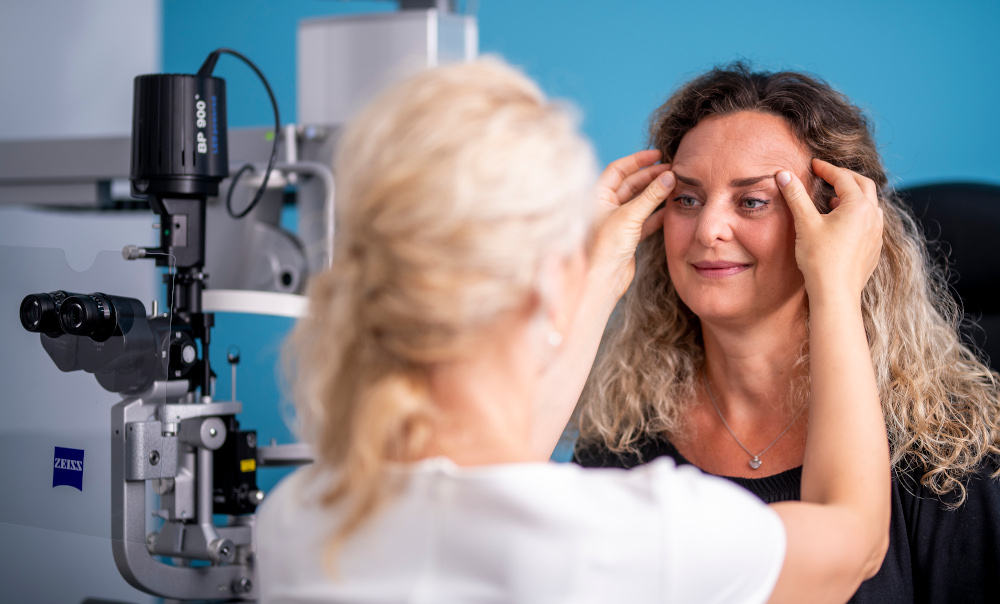 Augenärztin Dr. Sina Ahlers untersucht bei den Augenpartnern Verden die Schlupflider einer Frau