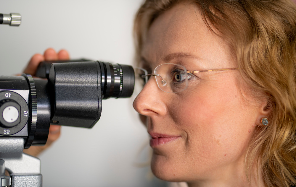 Augenärztin Dr. Cornelia Grunewald untersucht die Makula eines Patienten