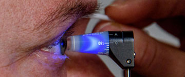 Untersuchung eines Auges auf Glaukom / Grüner Star bei den Augenpartnern Hoya