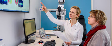 Dr. med. Sina Ahlers bespricht die Diagnose AMD mit einer Patientin